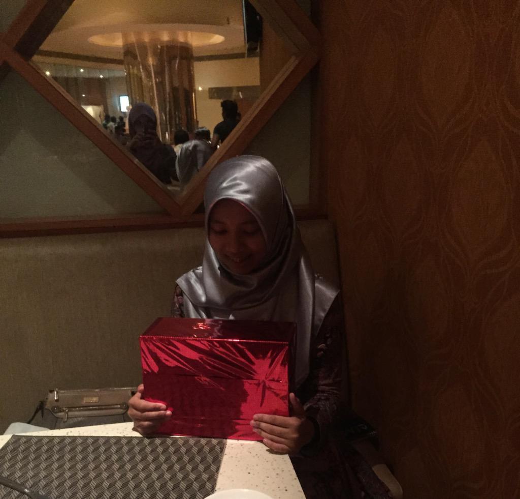 hanishumairah95's tweet photo. Yeayyyy got my first kurtiπ»
#happybatchday #incredibleasnanausam http://t.co/5GnRI01QYq