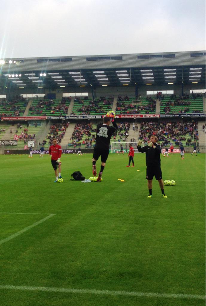 SMCaen's tweet photo. R.Vercoutre s'échauffe avec un tee-shirt du #MNK96 , beau geste pour les supporters présents toute l'année #TeamSMC http://t.co/2XeNXUxGBS