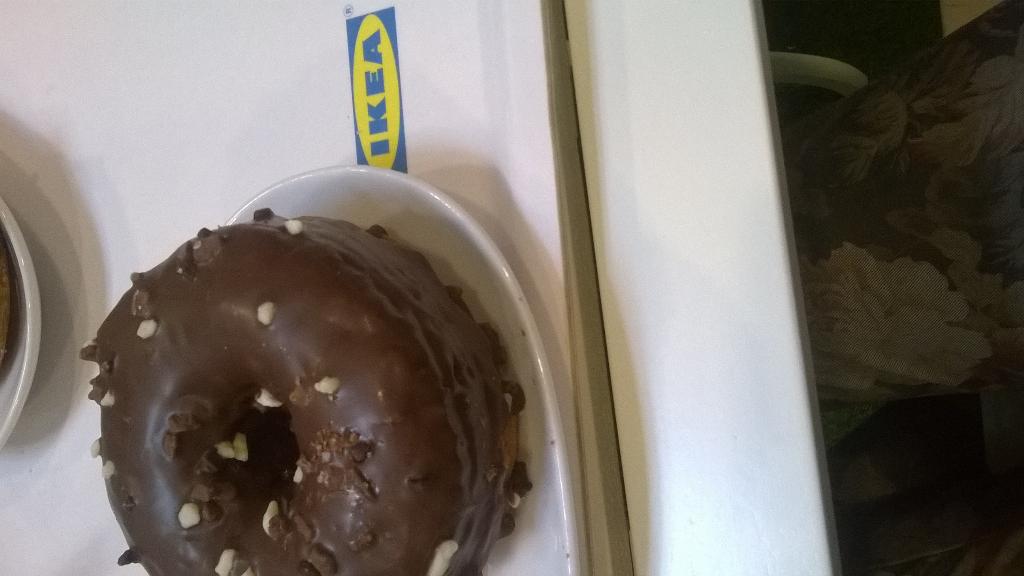 marykuki22's tweet photo. Mmmm i am eating a CRONUUUT... Delicious..here in ikea 😉 http://t.co/X1WS5em8cZ