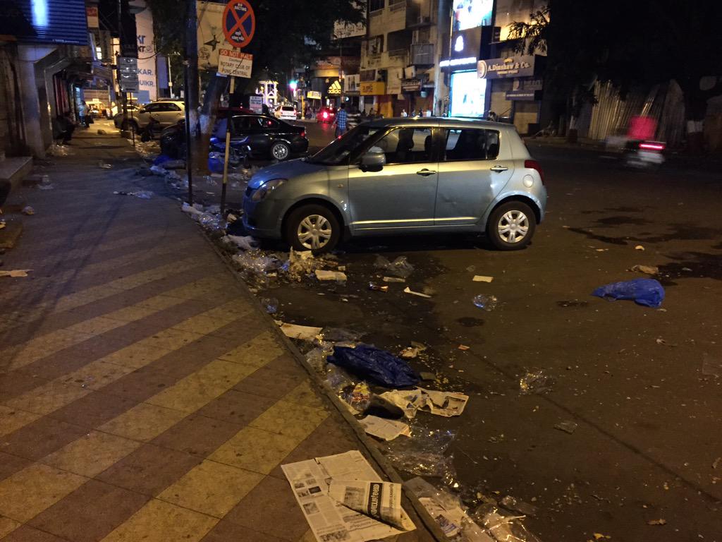 HiteshiKhanna's tweet image. Don&apos;t blame the city #Pune #MGRoad #nodustbins #stink beautiful city turns into garbage #SwachchBharat