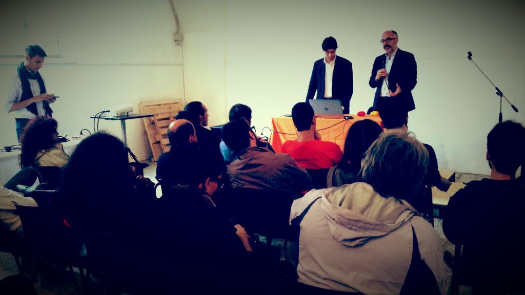 RickyBertagnoli's tweet photo. È venuto a trovarci @stefanomicelli a #roboval15 parlando di @fablab_scuola @MakerFaireRome  e #artigiani digitali http://t.co/VxKwLYdSHu