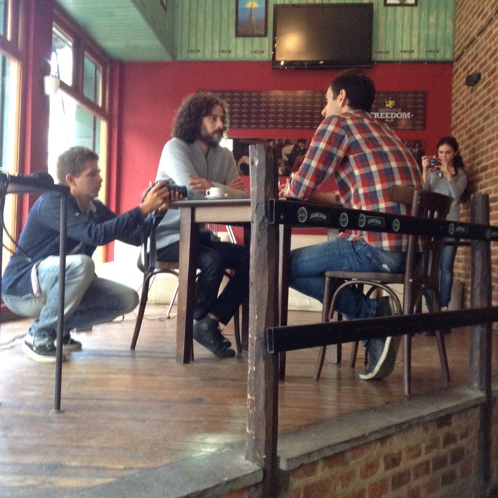 FranchuAguilera's tweet photo. Luz, cámara, acción! @Mcanzonetta y @petreccapablo, en una charla de café. #JuninData http://t.co/BpoHc4FINq