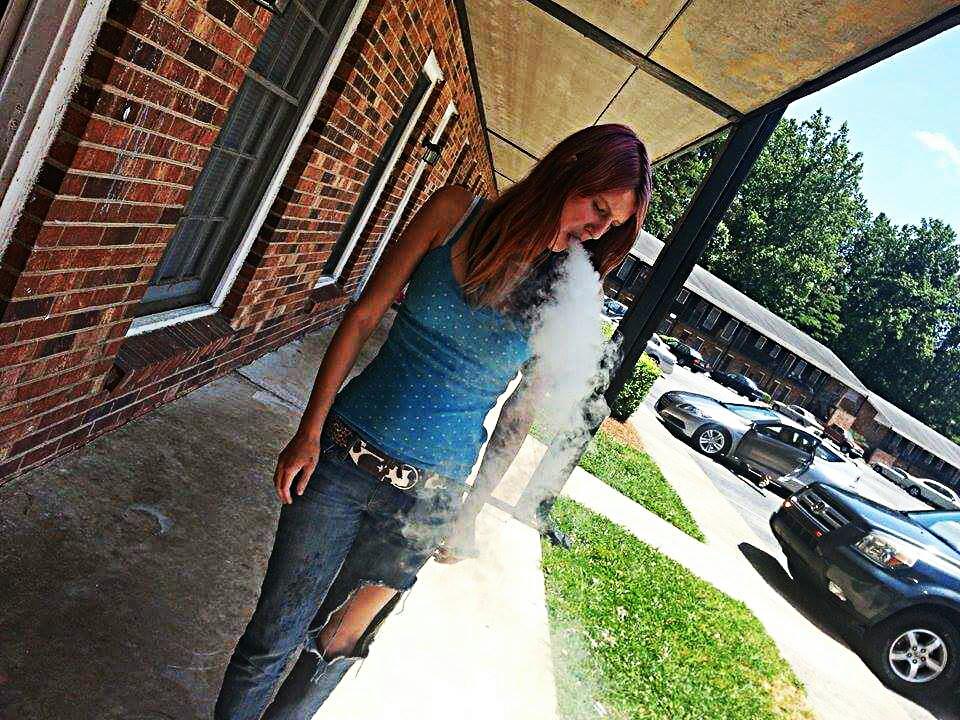 b24b46a51fd2483's tweet photo. That☁ tho✌ #vape #chicksthatvape #cloudchaser #ncvape #notblowingsmoke #darkhorse http://t.co/e2wNqdVeIQ