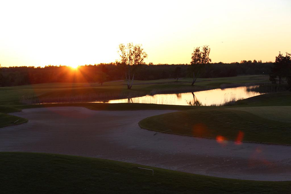 Jykytin's tweet photo. #sunset @SaareGolf @GoGolffi @katjaholla #19thtee #luxusvkl #golf #forthewin #ilovegolf http://t.co/GEOneRghOf