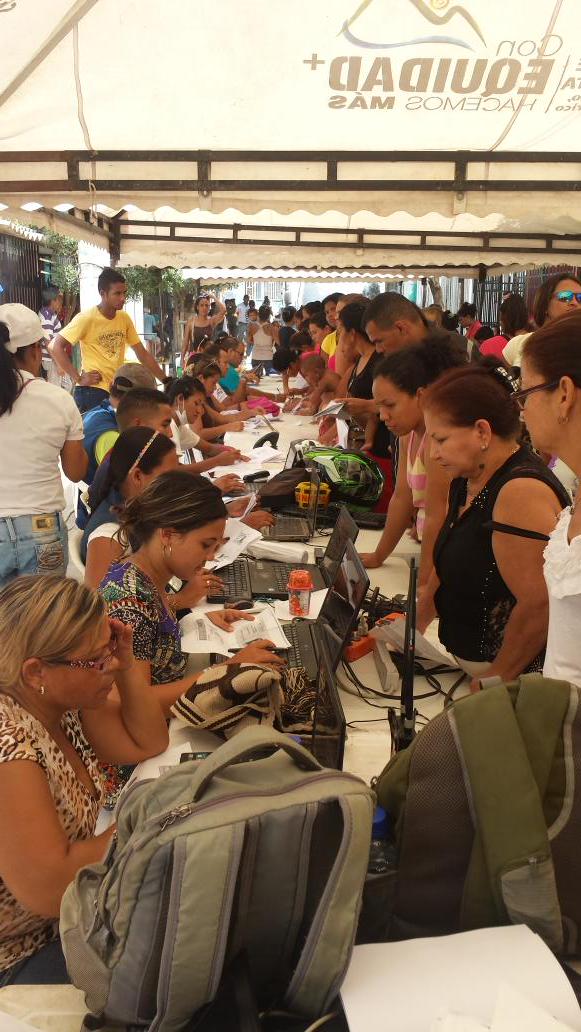 JuanCaDeLeon's tweet photo. #FeriaDeLaEquidad atendió hoy comunidad del barrio #MaCristina, to2 agradecidos con @carlosecaicedo por esta oferta. http://t.co/EmQXMHNS5M