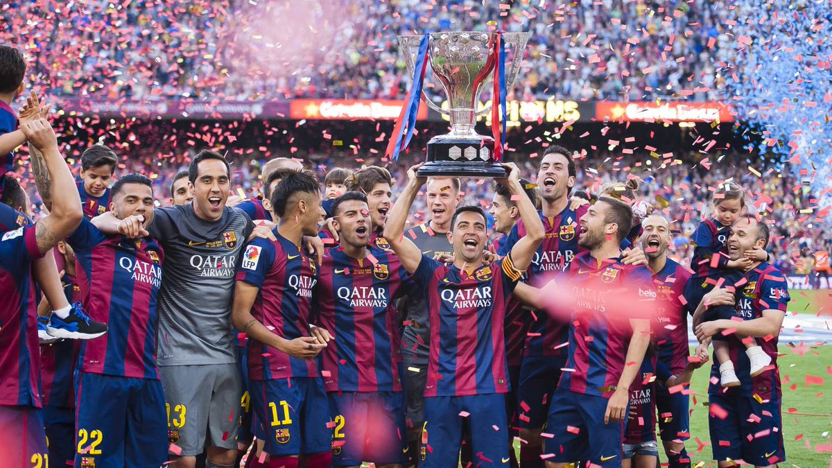 FCBarcelona_es's tweet photo. Xavi Hernández ha levantado la copa de la Liga en una noche de alegría y emociones #6raciesXavi #CampionsFCB http://t.co/YFXWRqujod
