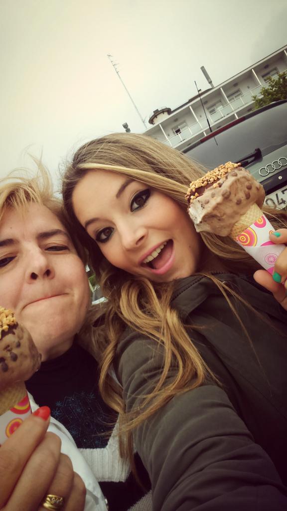 oihanebasauri's tweet photo. Cuidandonos un poquito🍦😁 #amatxu http://t.co/xK1YDHJFJi