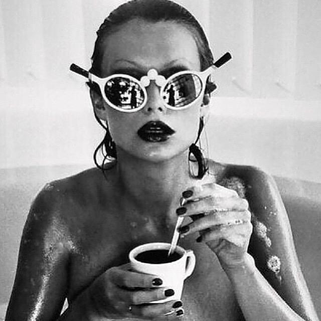 BySimoneCamille's tweet photo. Weekend Goals #Coffee #Shades #TakingADip ☕️😎💧 http://t.co/xnqak7brQs