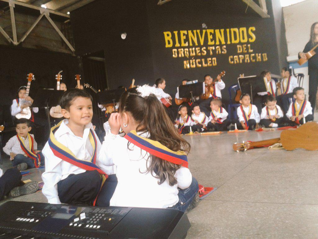 SistemaTachira's tweet photo. El Núcleo Capacho listo para el Festival Regional de la Música. Tocar, Cantar y Luchar! #ElSistemacumple40 http://t.co/8gRI6zkWAH
