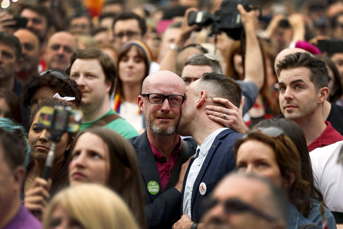 62.1% voted #YesEquality. Same-sex #MarRef passes and #Ireland celebrates. tlsur.net/1RcMmDe