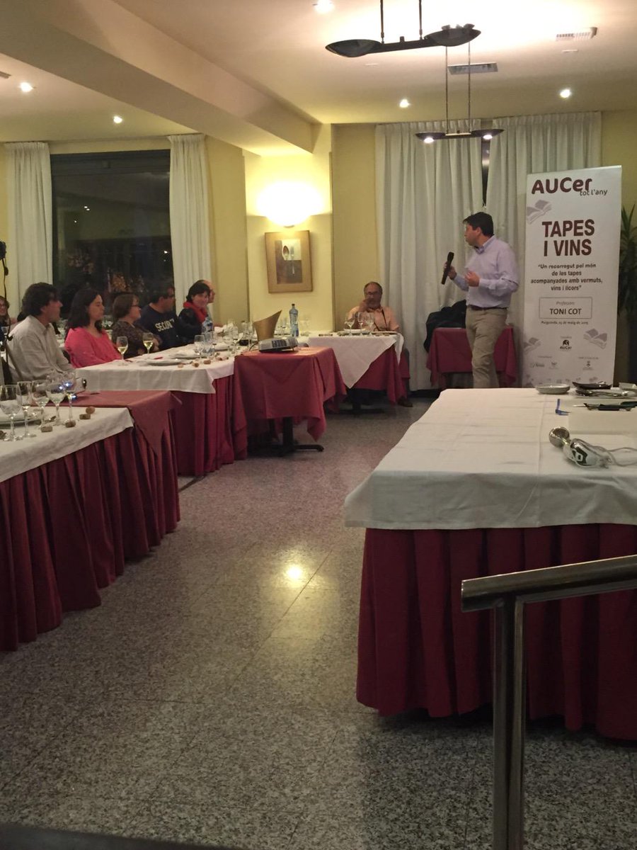 Comença el curs de tapes i vins.