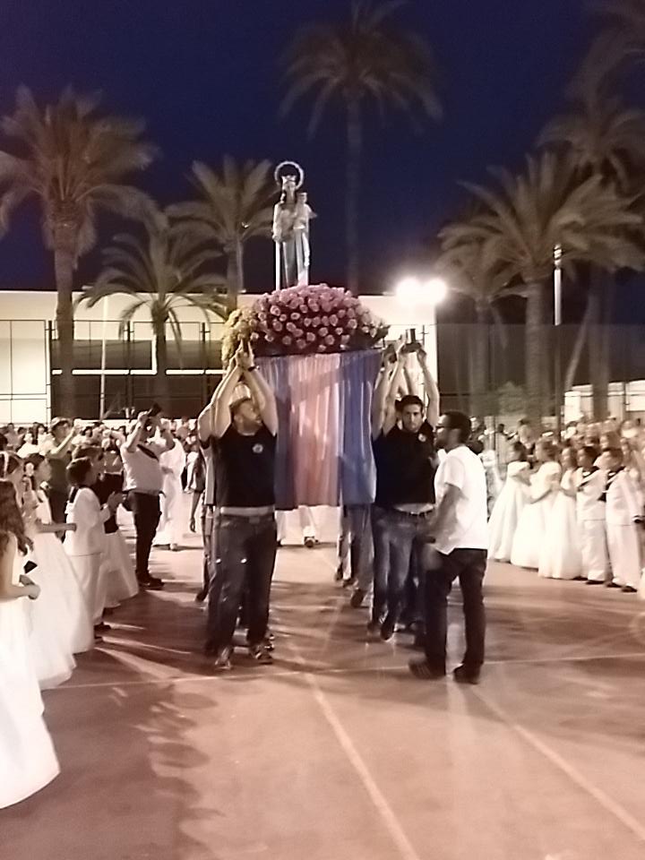 A punto de terminar la procesión de Maria Auxiliadora desde la parroquia del Salvador hasta San Rafael