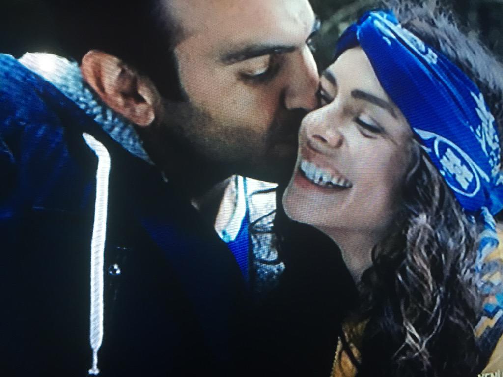 askyeniden8's tweet photo. Bizim tatlılıklar #AşkYeniden  ❤️❤️👌👌💚💗🌹💜💘🌸 http://t.co/iqJpmvUnwl