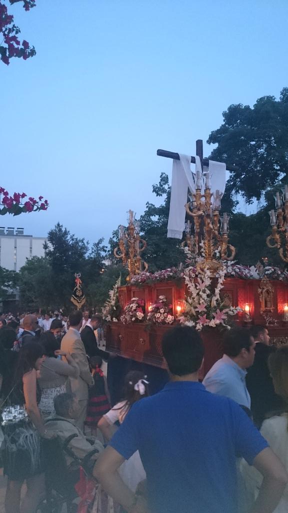 RosarioyVictori's tweet photo. Suena Cachorro Mío tras el paso de la Cruz de Mayo de @CruzDeMayoSJV http://t.co/eKrJfUluAS