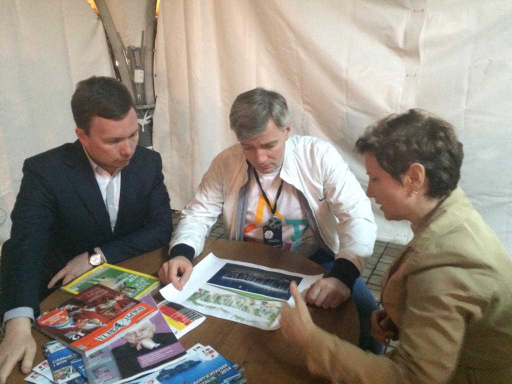 DepKult's tweet photo. Встретились с директором библиотеки имени Тургенева Вахрушевой Александрой http://t.co/5JCyTFOzRY
