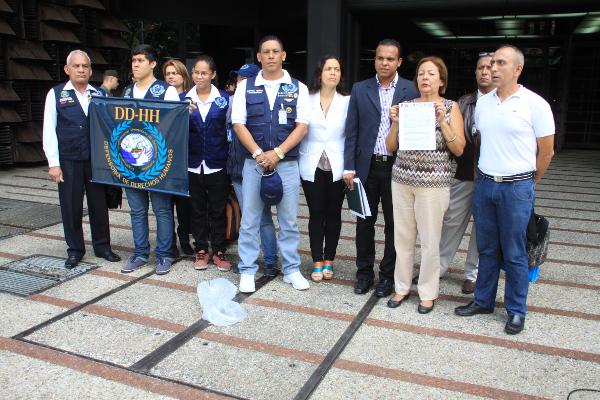 RENADDHH's tweet photo. #Venezuela #ActivistasDDHH solicitaron investigar posible paramilitarismo en crimen de médicos http://t.co/cmispnwBV9 http://t.co/ATyeWS2MHp