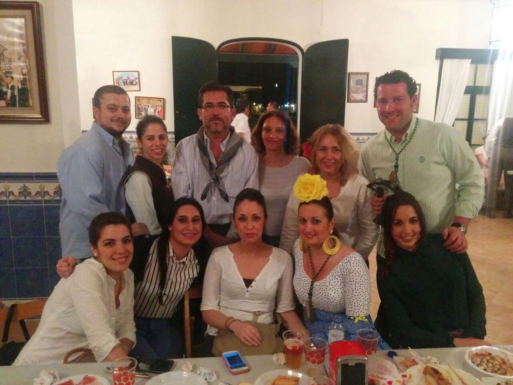 InmaIlg's tweet photo. Todo no va a ser trabajar, q buen viernes noche pase en el rocio con los compañeros de trabajo! http://t.co/YoDOZbmzEp