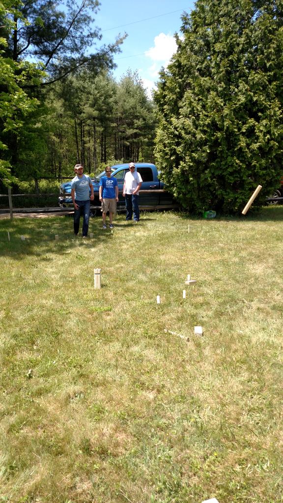 QueencityKubb's tweet photo. @kubbkrew @usakubb Such a beautiful day here in the mountains ! What to do,What to do..?? #mountainkubb #springhaven http://t.co/Gd36oj4Qx5