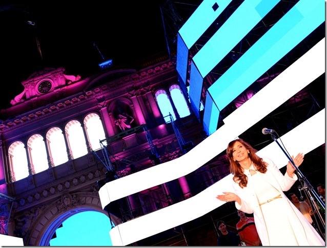 NoticiasdeAR's tweet photo. La Presidenta @CFKArgentina celebra la Revolución en la Plaza junto a todos los argentinos. Venite. #VivaLaPatria http://t.co/nl75SEbtrx