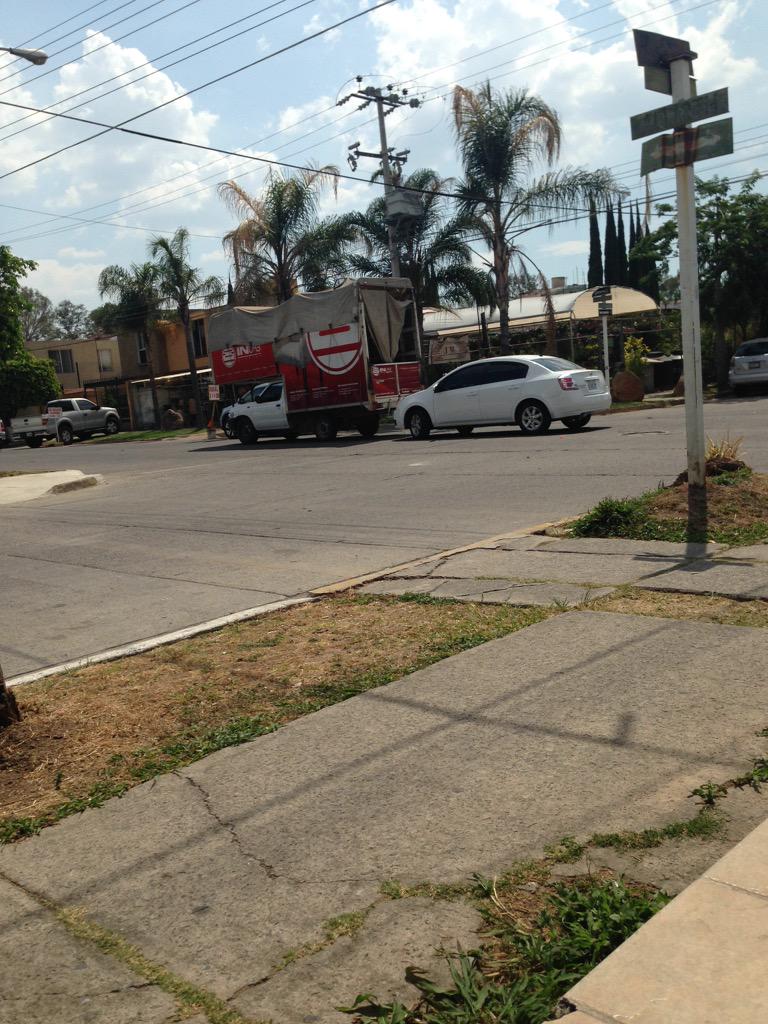 OmiiLaif's tweet photo. Se me acabaron la "prisas"... choqué! 😪😪🚛💥🚙 http://t.co/i7Eb2gl8bA