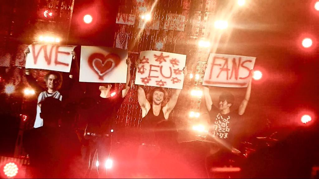 HalfDimple's tweet photo. @5SOSEUProject @5SOSUpdatesFR Merci encore d'avoir rendu cette soirée encore plus exceptionnelle ❤️ http://t.co/cnya5a25uv