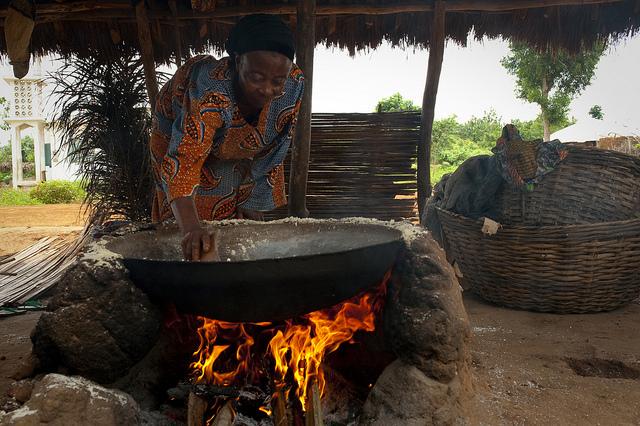 40% of the globe lacks access to clean cooking. How can we change this? wrld.bg/Nc1kO #ClimateandEnergy