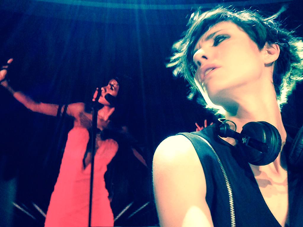 ValeCorreani's tweet photo. Quando canta lei vengono delle foto pazzesche #ESCita #LAT #chebrava http://t.co/wISFk3PCgT