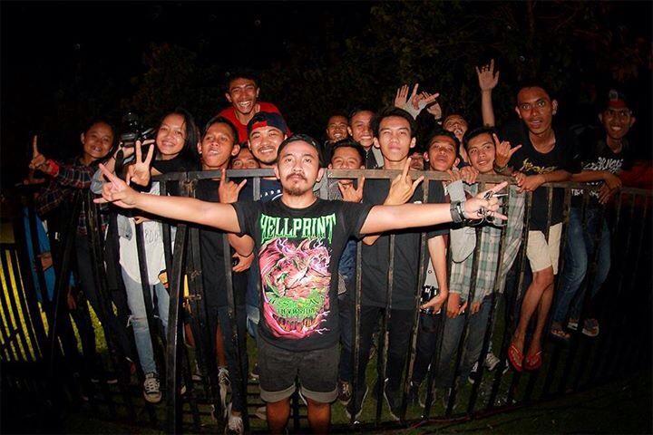ZackyAchyar's tweet photo. Terimakasih @hellprint "TasikMalaya" 23/05/15!! #HellprintWestJavaInvasionTour2015 http://t.co/nmqrCCQsKG