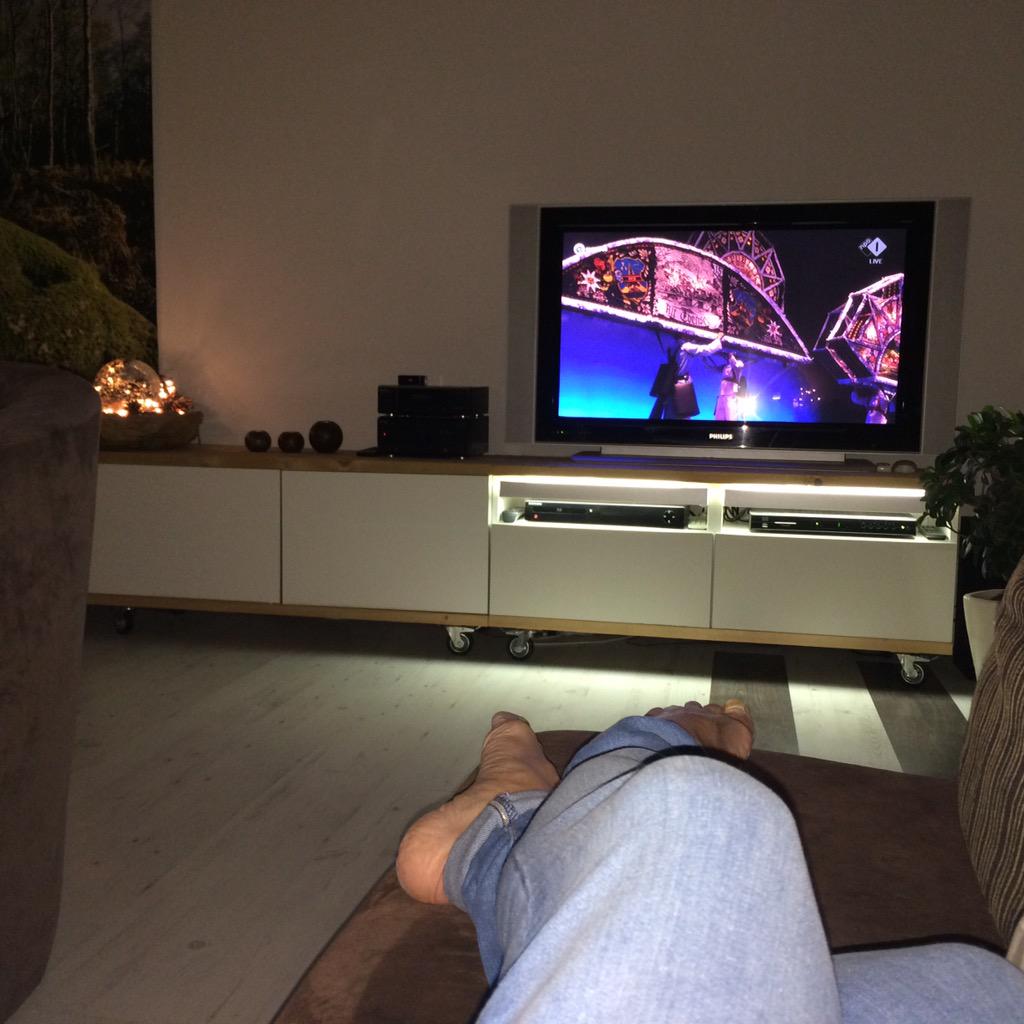 Woooww die Oostenrijkers maken r wel n show van zeg ... #Eurorvision2015