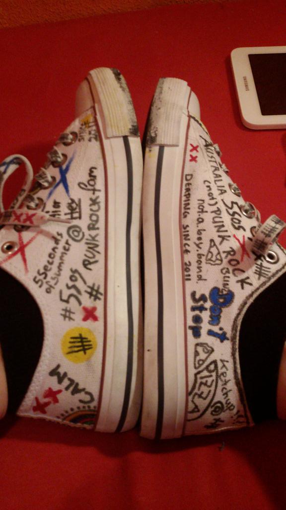 jasmin_ki's tweet photo. #5sosfanart #5sosdiy @5SOS @Luke5SOS @Michael5SOS @Ashton5SOS @Calum5SOS did some fanart on my shoes http://t.co/IhQpdwlMgu