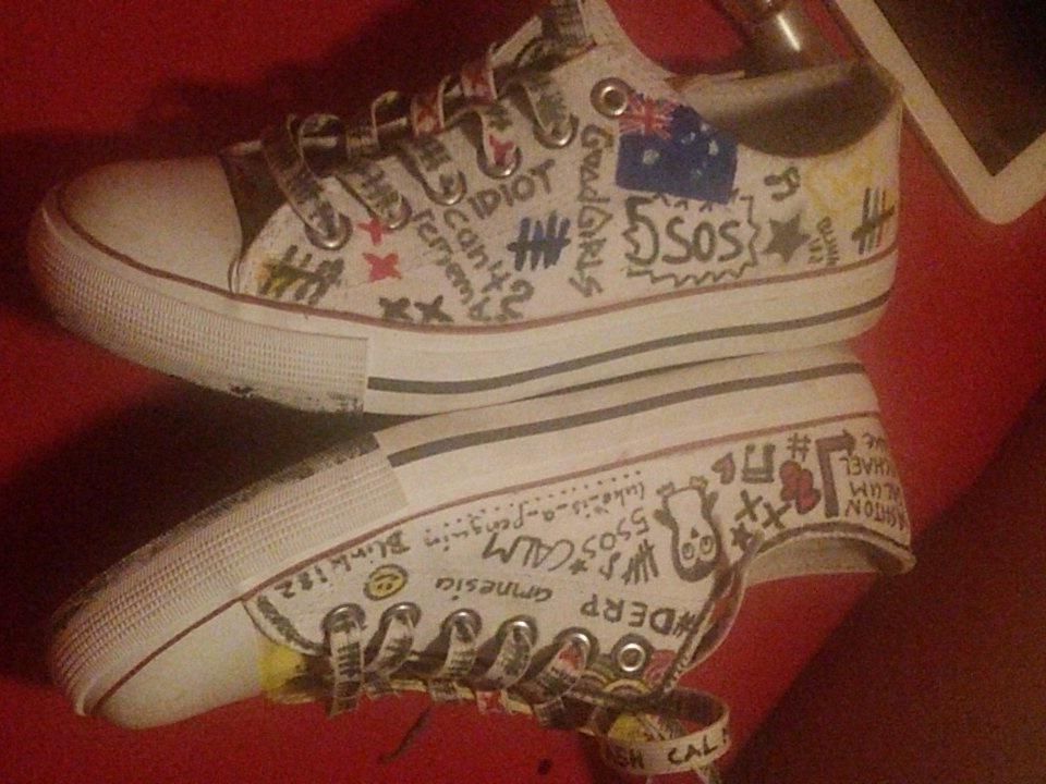 jasmin_ki's tweet photo. #5sosfanart #5sosdiy @5SOS @Luke5SOS @Michael5SOS @Ashton5SOS @Calum5SOS did some fanart on my shoes http://t.co/IhQpdwlMgu
