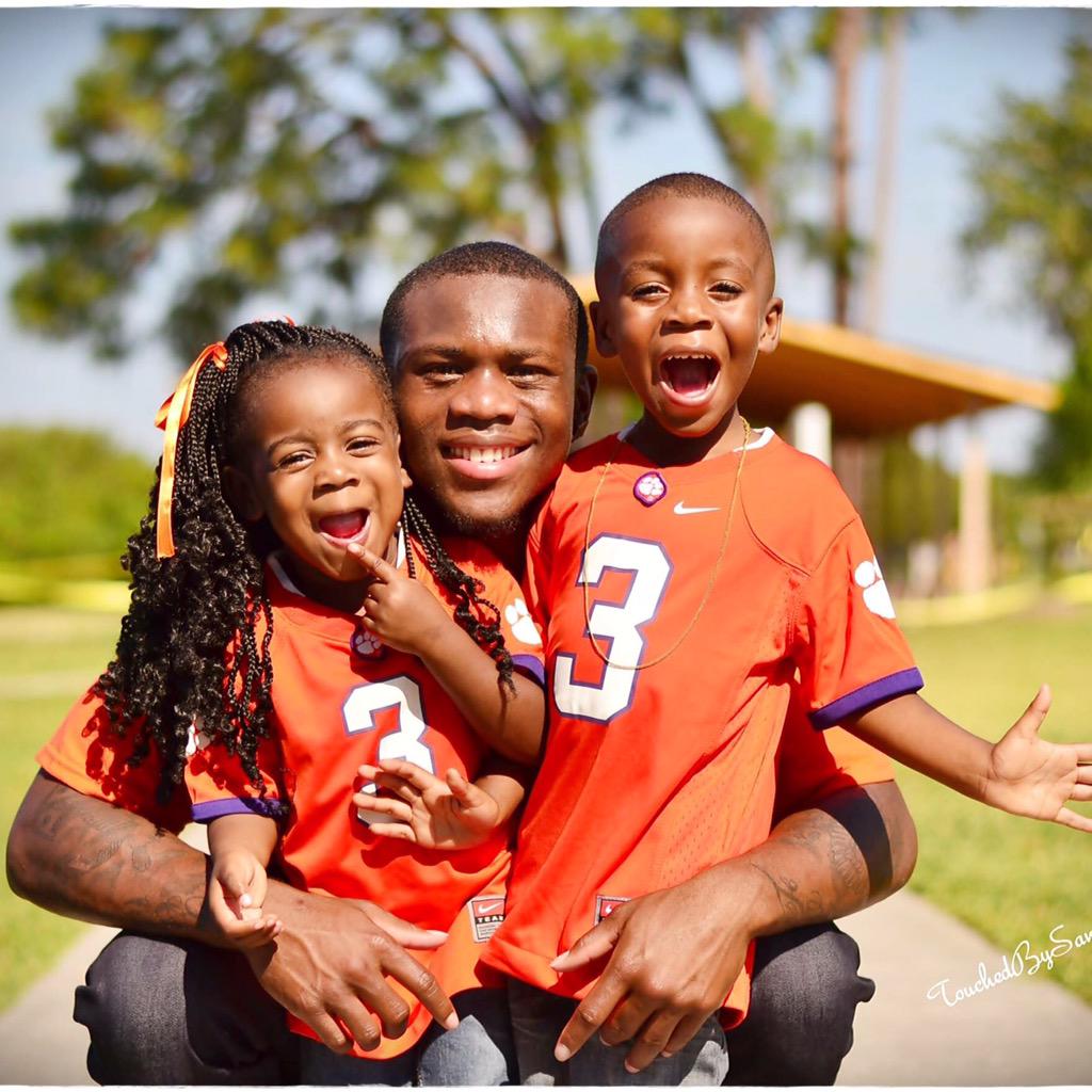 ArtavisScott's tweet photo. My biggest fans my niece and nephew I love you both #UncleTay http://t.co/4g2eMvGd3F