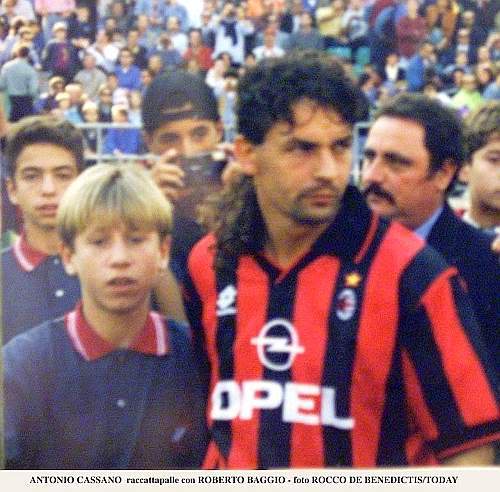 تويتر \ 90s Football على تويتر: "Roberto Baggio with a young Antonio Cassano.  http://t.co/3NH1Cndjfr"