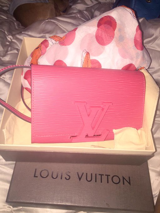 Scarf &amp; purse from an amazing new friend! Thank you so much! It made my night! @LouisVuitton #summercollection<a href="/tag/summercollection"class="tags"><span>#summercollection</span></a>