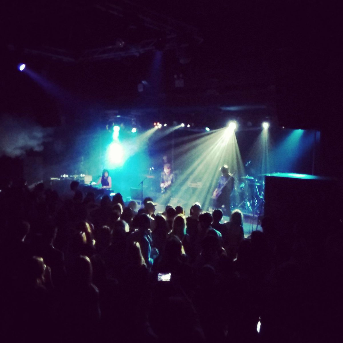 Jota_POP's tweet photo. Cómo lo está petando @Dorian_Oficial en Scala. @RockSinUK 
Y después a darle al #hotismoUK hasta bien tarde. 
Go! http://t.co/yUujQ5KUur