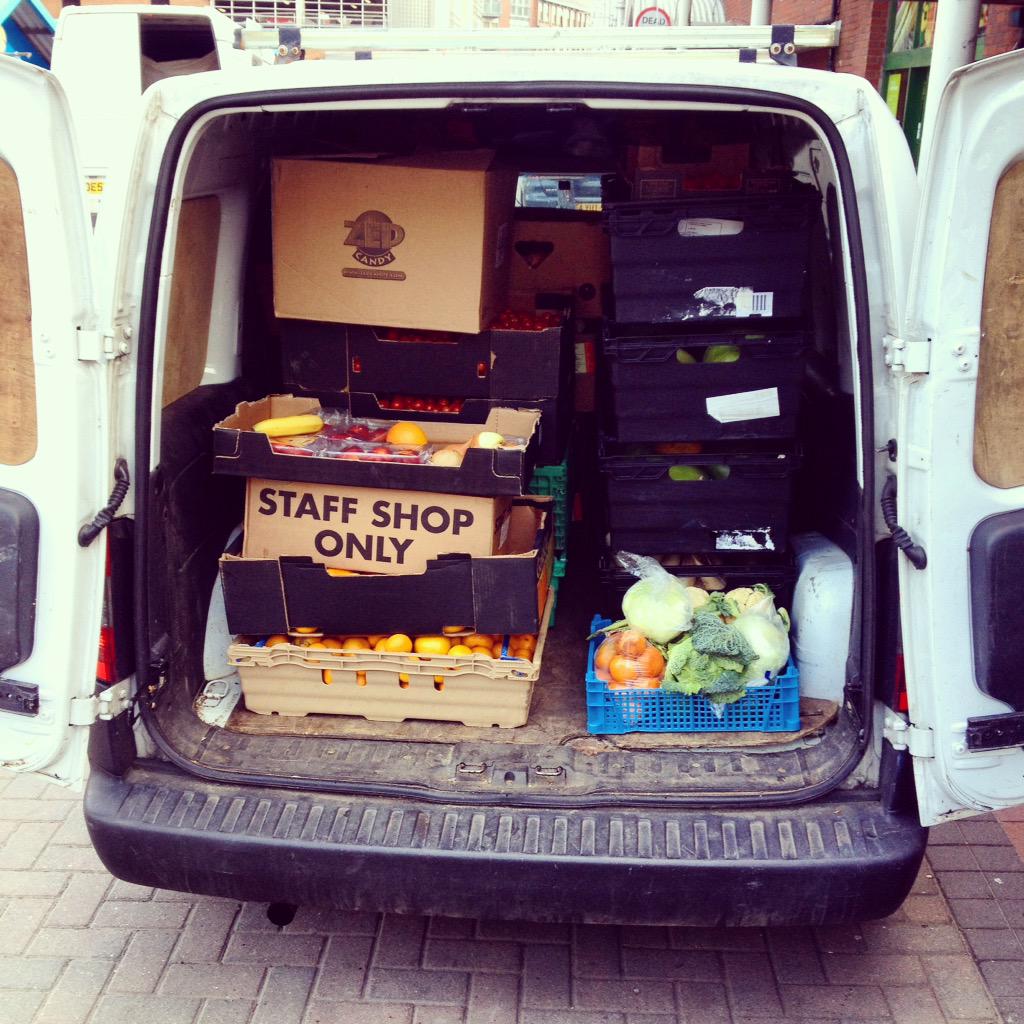 LeedsRotaract's tweet photo. Good to chat with @RealJunkFood and help load up at @KirkgateMarket http://t.co/qKInoQzNVI
