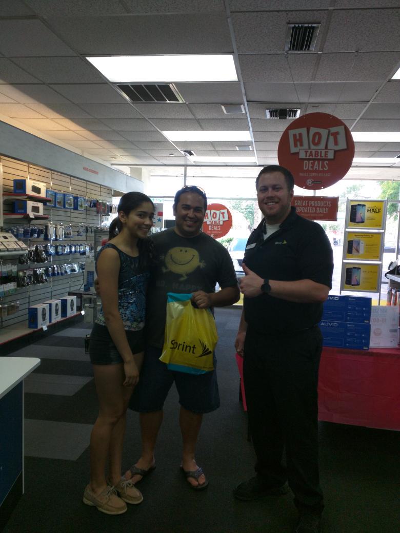 SprintShack6838's tweet photo. @SprintShack6838 with its 1st #cutyourbillinhalf customer! #byebyeATT @marceloclaure @HollyJoyRamos @sprintguy4life http://t.co/5d2KLMv2Xd