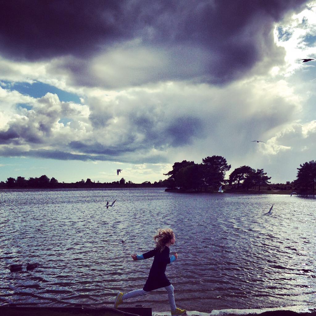 mummymore's tweet photo. Rain, wind and sun....makes kids want too run #myexpatfamily #newforest #hatchettpond http://t.co/ljLXf6uYiX