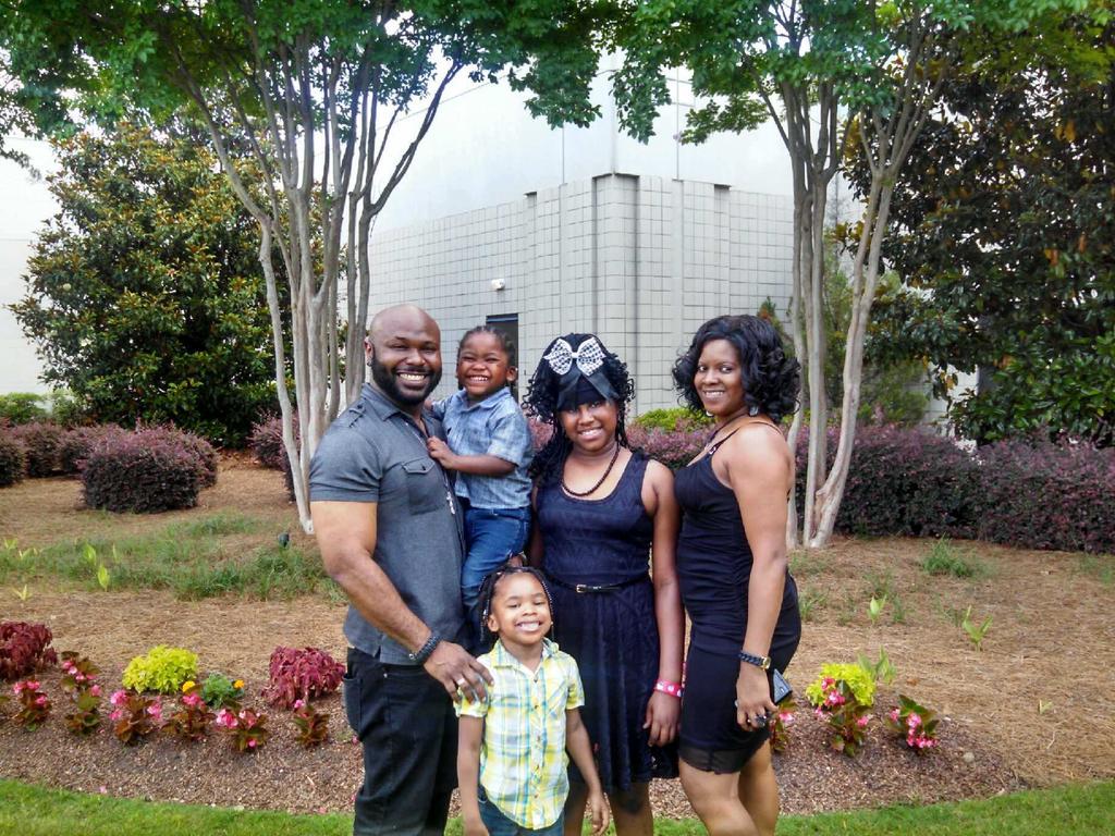TashaBHunter's tweet photo. #TYFather #UsOur3 #EastdaleMall #AfterBreGraduation #BeautifulDay #LatePicPost #GrowingSinner http://t.co/Sm3BTjHeP4