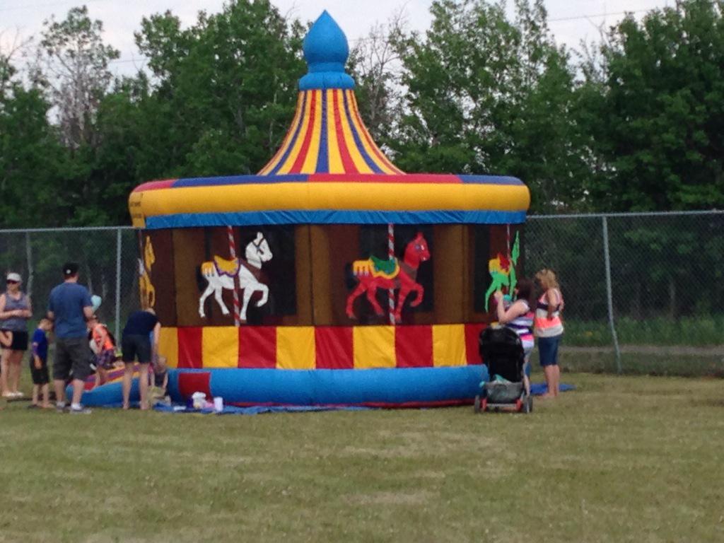 GaleKatchur's tweet photo. The night is young and still time to come out for supper &amp; entertainment  #fortsask Dow Diamonds http://t.co/ZQkbQpFvuw