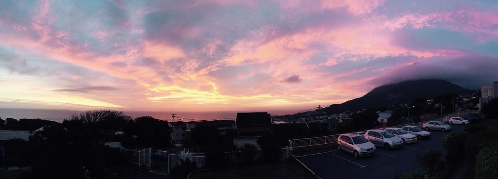 Kwathlano's tweet image. Our #FearlessLeader @jacodif captured this #nofilter #capetown #sunset..imagine how cool YOUR pics will be! 😆 #travel