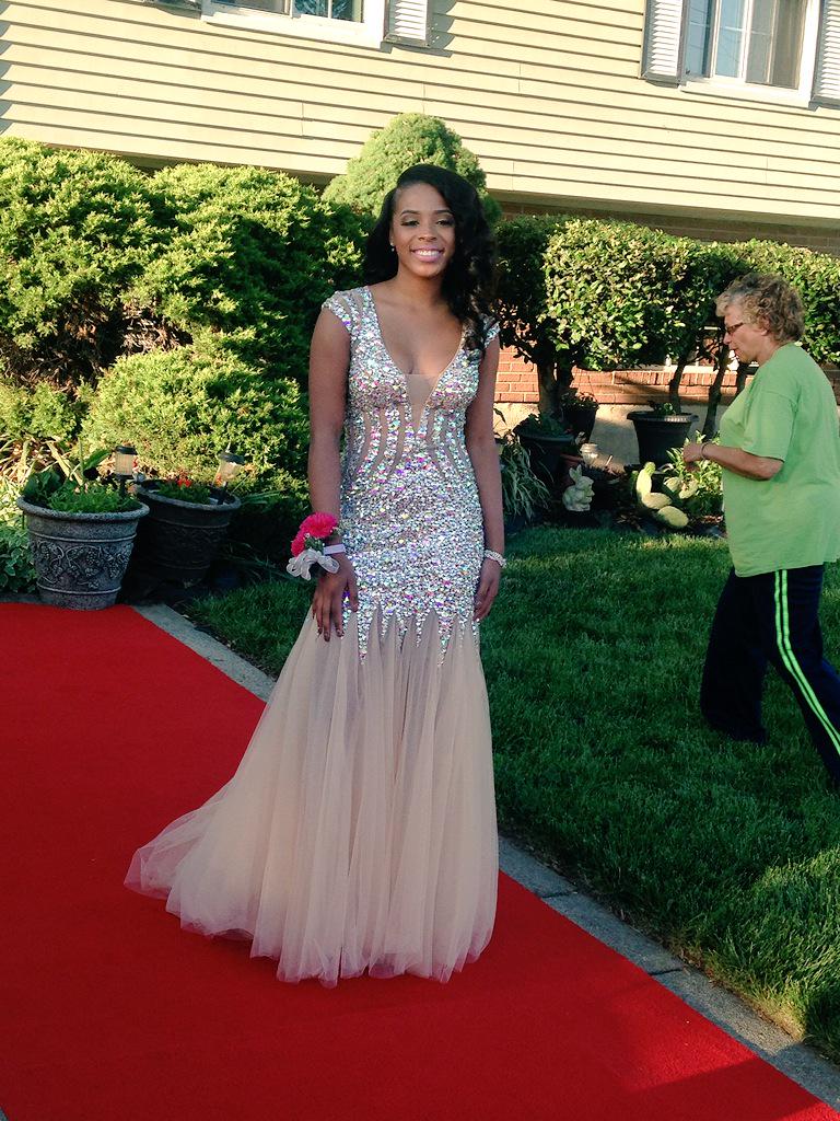 _SuchhAaLadyy's tweet photo. Had To See My Babies @yooooo__ @vangieeeeeeeee_ #FlowersProm http://t.co/4eOavii2B9