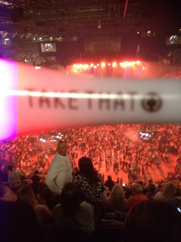 beccaloca1's tweet photo. @GaryBarlow thanks for a great night!! 👏😘 http://t.co/wo0vHdSwUZ