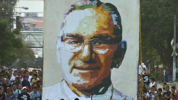 teleSURtv's tweet photo. #RomeroVive | Óscar Arnulfo Romero, el beato | Leer aquí: http://t.co/KbPGkYH3W8 http://t.co/S6CBHtdzHR