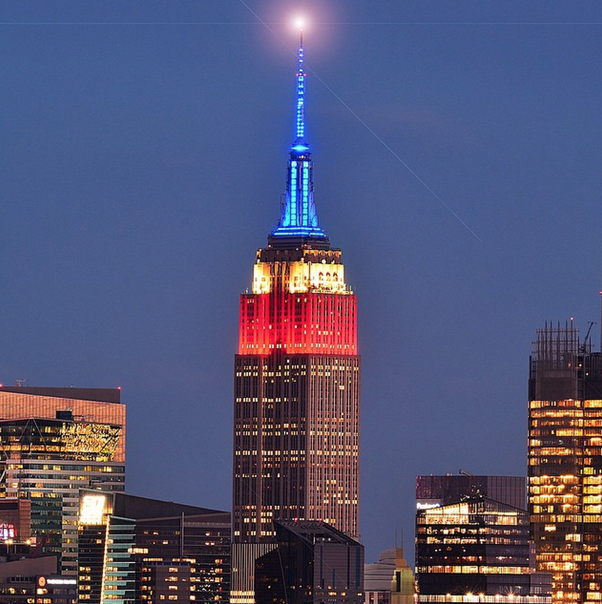 EmpireStateBldg's tweet photo. We'll celebrate #MemorialDay with patriotic lights in red, white &amp; blue through Monday evening. Photo: Emrah S. #NYC http://t.co/rNYDgYwL8D
