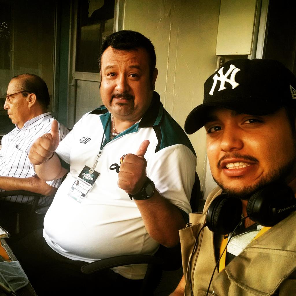 cesar_lunaa's tweet photo. Transmisión en vivo béisbol #saraperos #ParqueMadero #lamasbuena102.5fm 😎 http://t.co/Q10vYrIitG