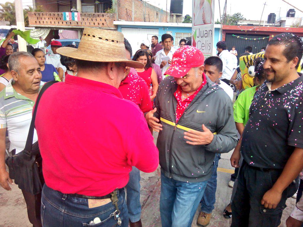 CelisAguirre's tweet photo. Gracias por su cálido recibimiento  colonos de Valle Sur! #VamosAGanar #PRI #PVEM #TrabajandoPorLoQueMásQuieres http://t.co/bEfFHsZdXk