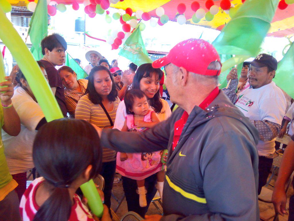 CelisAguirre's tweet photo. Gracias por su cálido recibimiento  colonos de Valle Sur! #VamosAGanar #PRI #PVEM #TrabajandoPorLoQueMásQuieres http://t.co/bEfFHsZdXk