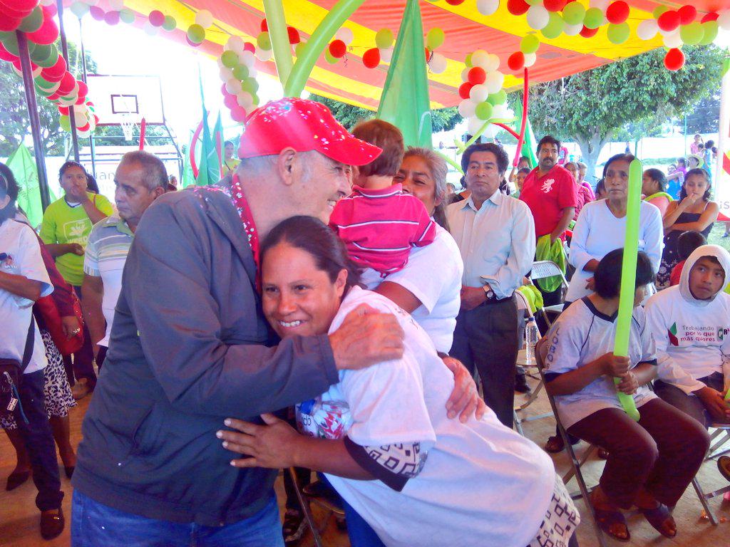 CelisAguirre's tweet photo. Gracias por su cálido recibimiento  colonos de Valle Sur! #VamosAGanar #PRI #PVEM #TrabajandoPorLoQueMásQuieres http://t.co/bEfFHsZdXk