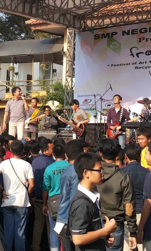 Yuk intip <a href="/DjavuBand_ID/">Djavu Band </a> Perfom on Pensi <a href="/FRATERNIZE15/">FRATERNIZE15</a> Sabtu, 23 Mei 2015.